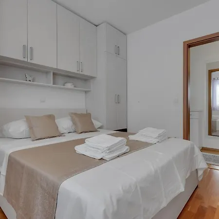 Pine Fine With Free Parking 马卡尔斯卡