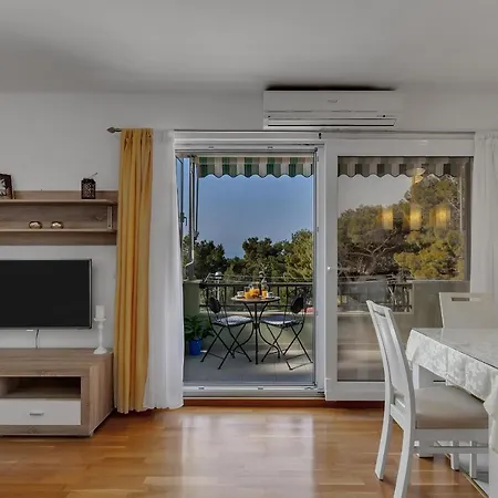 Pine Fine With Free Parking 马卡尔斯卡