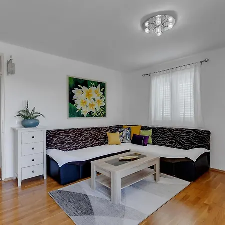 Pine Fine With Free Parking * 马卡尔斯卡