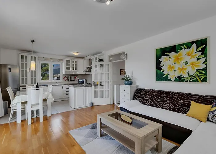 Pine Fine With Free Parking Apartment Makarska