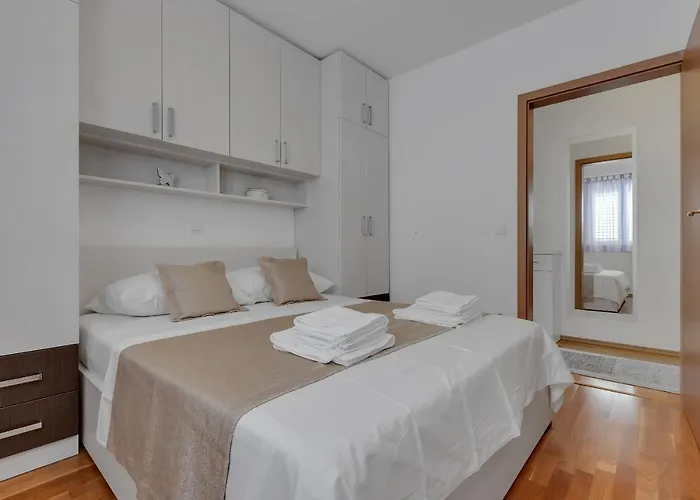Pine Fine With Free Parking Makarska