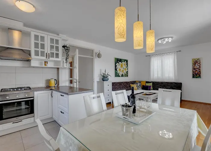 Pine Fine With Free Parking Apartment Makarska