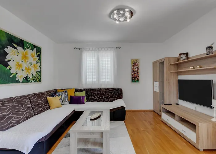 Pine Fine With Free Parking Apartment Makarska